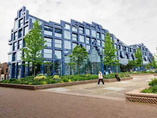 Huis van Delft lange gevels en voetgangers